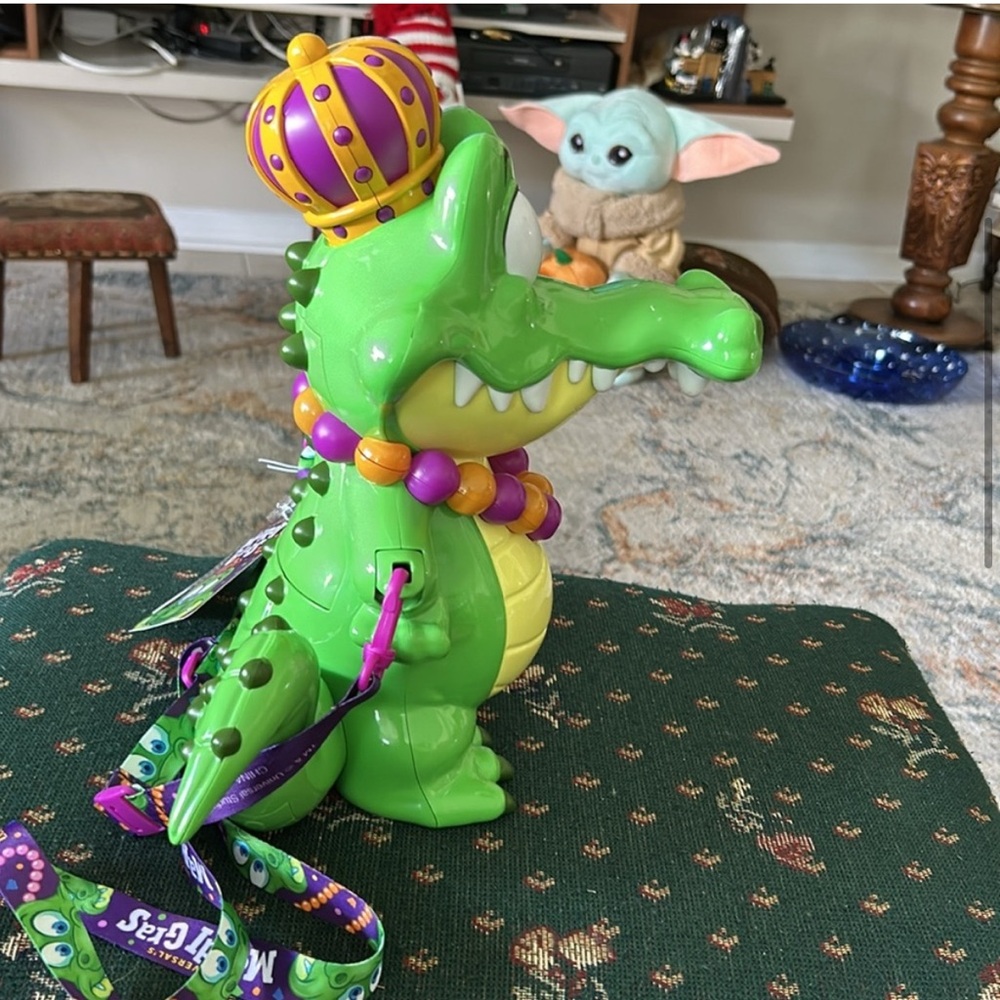 Universal Green and Yellow Alligator Popcorn Bucket - Picture 6 of 10